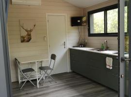 Lodge avec terrasse, H&uuml;tte in Charmeil