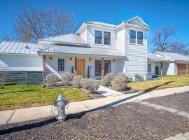 Downtown Modern Farmhouse-Pool- Sleeps 12, golf hotel in San Antonio