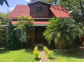 Cabaña y Camper, en la laguna, villa in Santa María del Oro