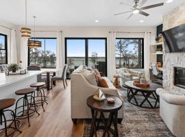 NEW Luxury Lakefront N Dallas Sleep 1-8, Firepit, hotel v destinaci The Colony