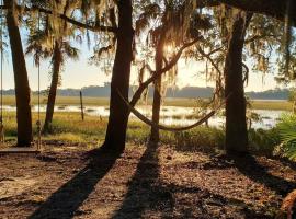 Secluded Tiny House by the Marsh with Hunting Island Beach Pass, villa a St. Helena Island