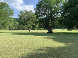 River Run Cabin on Guadalupe, B&B in Kerrville