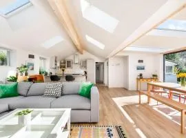 Trevint - Modern beach house in Falmouth near beach, private garden and parking