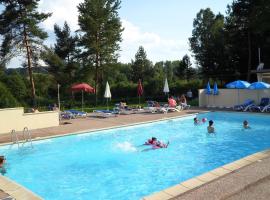 Camping les Pinasses, hotelli kohteessa La Chapelle