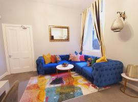 Lovely 4 bedroom Apt with 7 beds and Free Parking