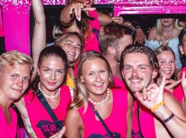 Slumber Surf Phuket Kata، فندق في شاطئ كاتا