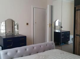 Primary bedroom with king size bed in 3 rooms apartment, apartamento em Londres