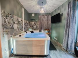 Jacuzzi privatif - Suite Amazonie - 1 ou 2 chambres, hotel barato en Chaumes-en-Brie