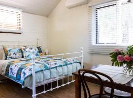 Maldon Cosy Garden Cottage - Charming One Room Studio, hytte i Maldon