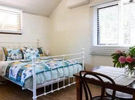 Maldon Cosy Garden Cottage - Charming One Room Studio