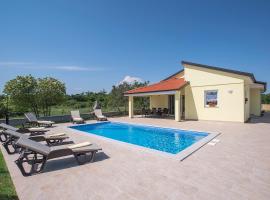 Beeindruckende Villa mit privatem Pool, Klima, WLAN, Kinderspielplatz, Terrasse und Grill, hotel in Filipana