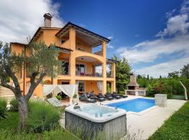 Herrliche Villa mit Pool, Whirlpool, Sauna, Fitnessraum,WiFi und nur 2 km vom Strand entfernt, Hotel in Krnica