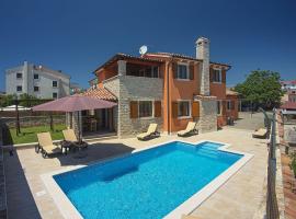 Villa nur 800 Meter zum Strand mit Meerblick, privatem Pool, BBQ und Spielplatz, hotel en Fažana