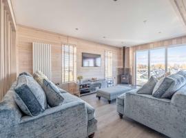 Stylish Lodge At Windsor Racecourse Marina, vacation home in Windsor