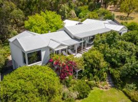 Spacious home with ocean views, hotel in Dromana
