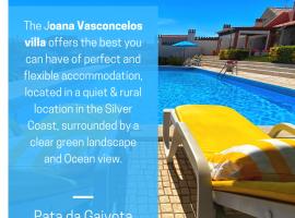 Villa House Joana Vasconcelos, Ocean view & Pool - Pata da Gaivota, sumarhús í Lourinhã