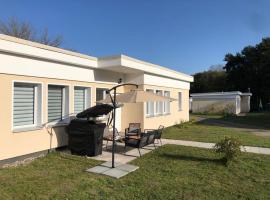 Moderne Ferienwohnungen mit Terrasse, Pool, Wallbox & Spielplatz in den G&ouml;tzer Bergen - ideal f&uuml;r Ihren Berlin-Besuch und auch f&uuml;r Gruppen bis zu 40 Personen geeignet