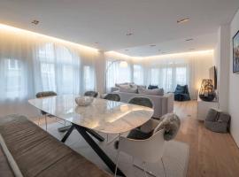 Cozy 3BD House with private terrace and parking, Hotel in Knokke-Heist
