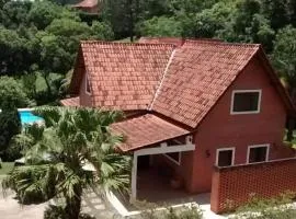 Alugo linda casa de campo perto de São Paulo com ótimo jardim, piscina e lareira.