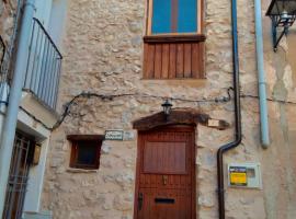 Rural Stone House with wood fireplace, cazare în regim self catering din Pinell de Bray