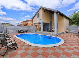 Holiday Home Lucija, Hotel in Sveti Filip i Jakov
