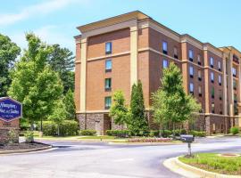 Hampton Inn & Suites Flowery Branch, готель біля визначного місця Озеро Ланьє, у місті Flowery Branch