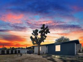 Desert Serenity in Yucca/Joshua Tree w/AC & Fire pit, hotel in Yucca Valley