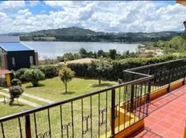 Private lake view cottage with BBQ yard in Paipa
