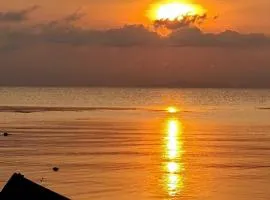 Haadrin Village near the pier