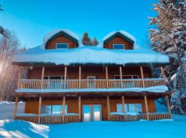 Balsam Hill Lodge - Sleeps 15, lomamökki kohteessa Island Park