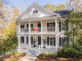 Large Luxury House, 4 King Beds & 21 Total, Hot Tub, Theater, Fireplace, Game Room, Ping-pong, Pool Table, Air Hockey, Arcade, River, Big Kitchen, Nice Porch, Quiet, Good for Families and Large Groups, Near UGA Golf Course, Close to UGA & Stanford Stadium: Athens şehrinde bir otel