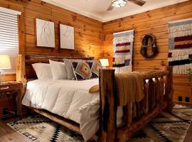 The Horse Cabin at Natural State Cabins: Morning Star şehrinde bir otoparklı otel