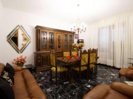 2-bedroom apartment in heart of Tuscany with free parking، شقة في بومارانسي