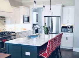 Stay in Style for the US Masters Golf Tournament in a Golf Course Community، فندق في Evans