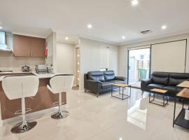 Gorgeous Family House near Shops, hotell i Perth