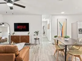 Modern & Comfy ~ 15mins to Downtown ~ Queen Beds!