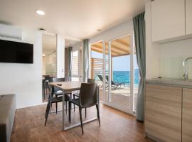 Deluxe Beach Mobile Homes، فندق في شيبينيك