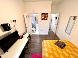 Deluxe En-suite room in CV1, guest house di Coventry