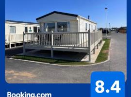 PG173 Golden Palm Resort 6 Berth Caravan With Decking – hotel w mieście Chapel St Leonards