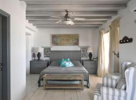 SUNRAY Paros Beach front 2 bedroom house next to kite sports: Kampos Paros şehrinde bir kiralık sahil evi