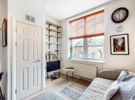 Charming 1 bedroom flat with parking in Brentford