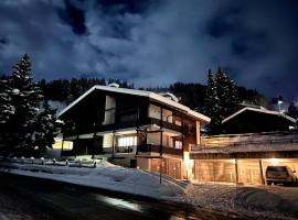 Casa Ucliva - Charming Alpine Apartment Getaway in the Heart of the Swiss Alps, hotelli kohteessa Rueras