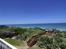 Pelican Perch-Four bedroom heated pool oceanfront home, hotel in Melbourne Beach