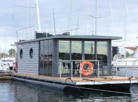 Hausboot Fjord Lacerta mit Dachterrasse in Wendtorf، قارب في Wendtorf