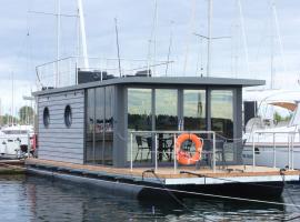 Hausboot Fjord Lacerta mit Dachterrasse in Wendtorf、Wendtorfの船上ホテル