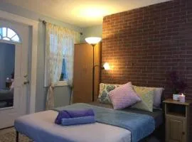-No1- Sunny Room in a House - 6 min to Babson College & 4 min to I-95-I90-Route 9 at Needham Boston