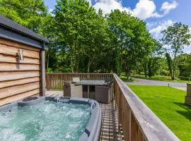 Squirrel Lodge 41 with Hot Tub