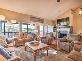 Lakefront Home with Point Venture Golf Access!, hotell i Point Venture