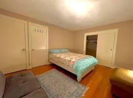 -No2- Convenient Room in a House - 6 min to Babson College & 4 min to I-95-I90-Route 9 at Needham Boston