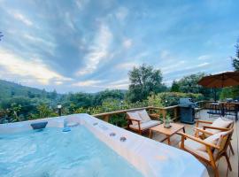 Bonanza Chalet - Views / Hot Tub / Great Location, viešbutis mieste Oukherstas